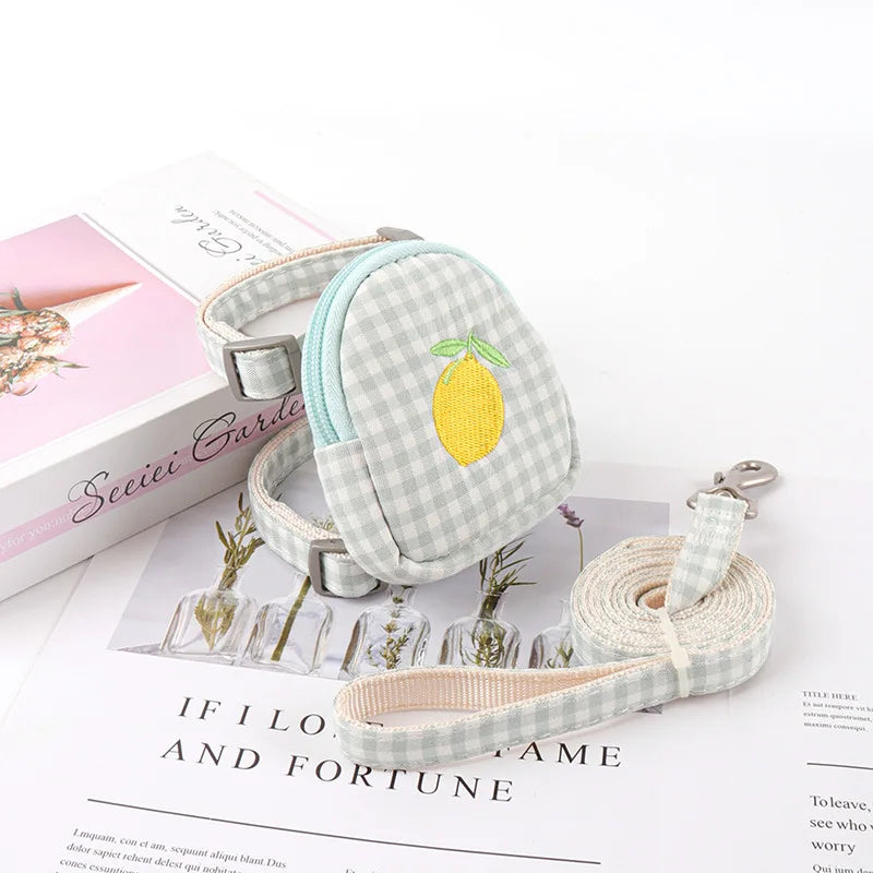 Conjunto adorável de coleira e guia xadrez com estampa de frutas para animais de estimação – Colete ajustável + Guia + Mini Bolsa