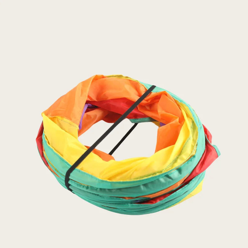 Túnel interativo para gatos com vários compartimentos e brinquedos pendurados