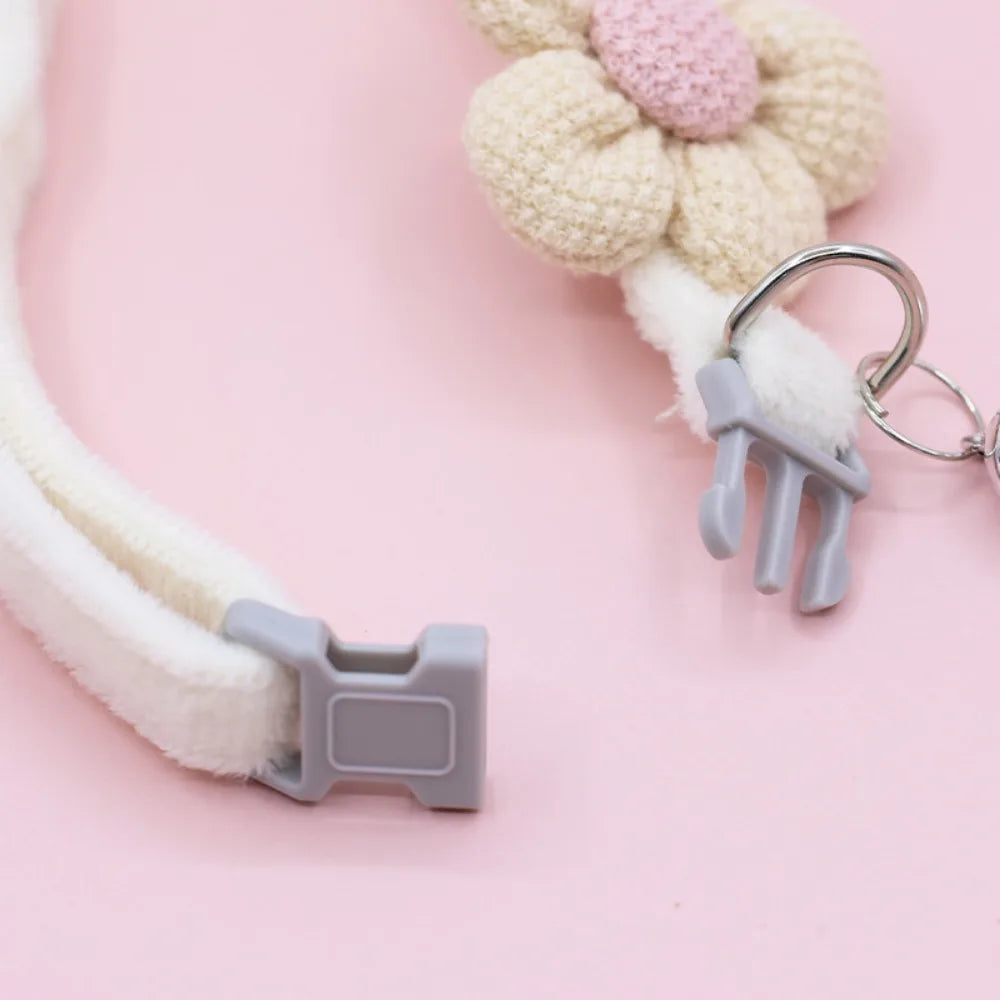 Coleira de flores com sino