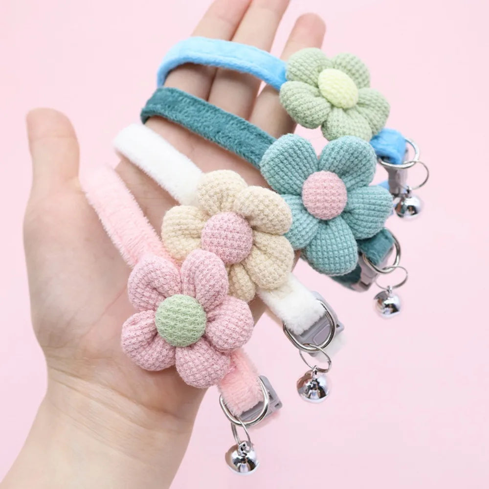 Coleira de flores com sino