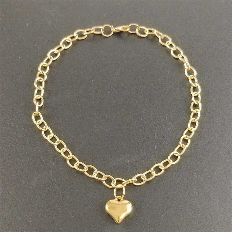 Coleira ajustável em liga metálica dourada em formato de coração