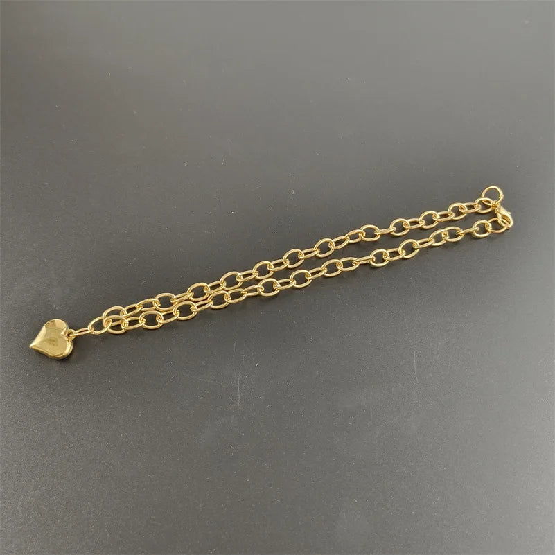 Coleira ajustável em liga metálica dourada em formato de coração